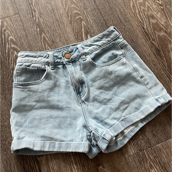 PacSun - Size 24 - Light Wash Mom Short - Picture 3 of 4